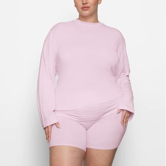 Ready to Ship๐ Skims Boyfriend Long Sleeve T-shirt - Picture 2 of 4